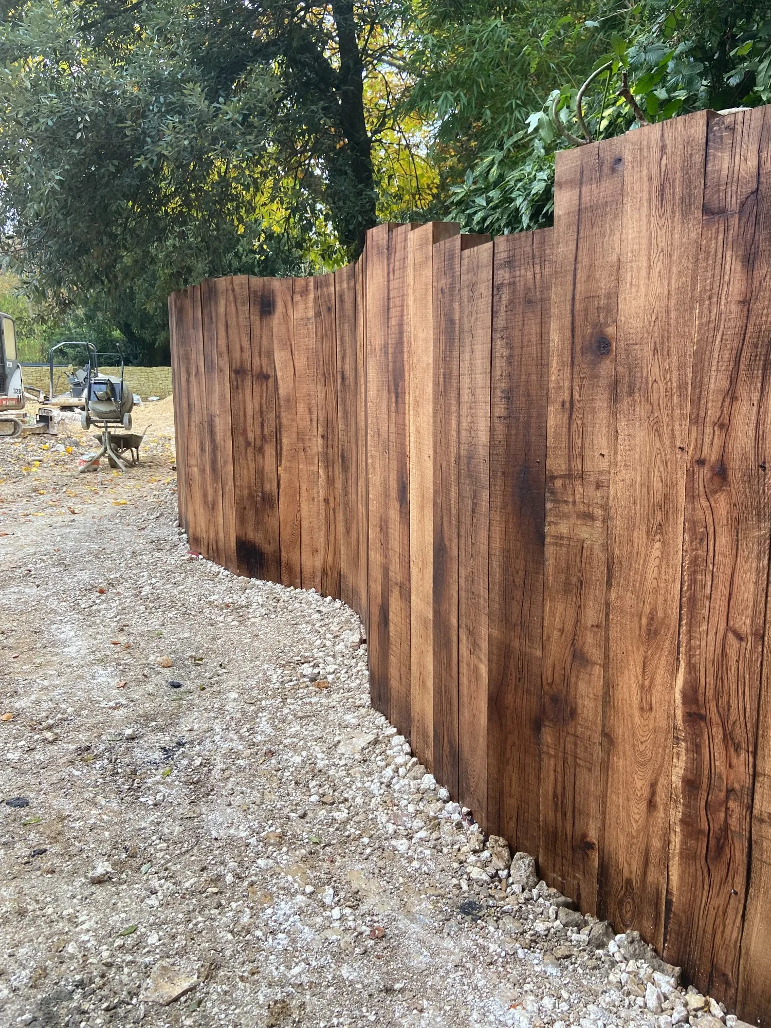 Close view along the curved oak sleeper retaining wall in Brighton and Hove